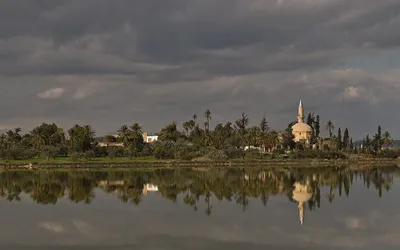Larnaka – krajobraz ze słonym jeziorem i meczetem Hala Sultan Tekke
