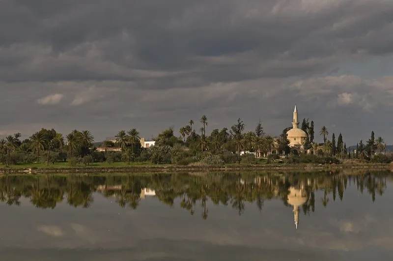 Larnaka – krajobraz ze słonym jeziorem i meczetem Hala Sultan Tekke