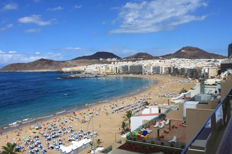 Zatłoczona plaża w Las Palmas, stolicy Gran Canarii