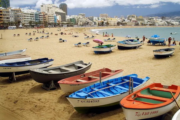 Łodzie rybackie na plaży Las Canteras, w tle zabudowa Las Palmas