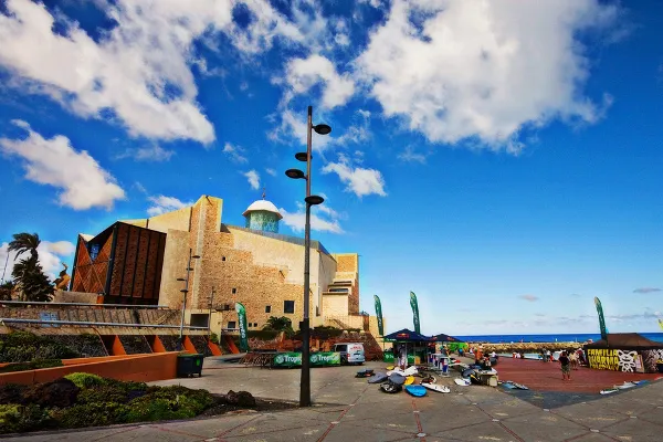 Deski surfingowe przed Audytorium Alfredo Kraus nad plażą Las Canteras podczas zawodów longboardowych