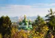 Zielone kopuły cerkwi nad Dnieprem na tle panoramy Kijowa jesienią