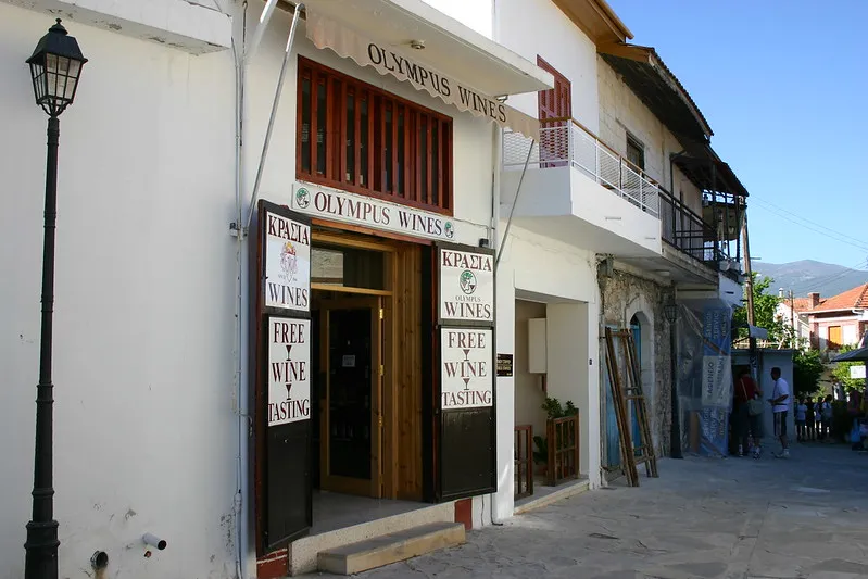 Sklep winiarski w Omodos z szyldami „Free wine tasting”