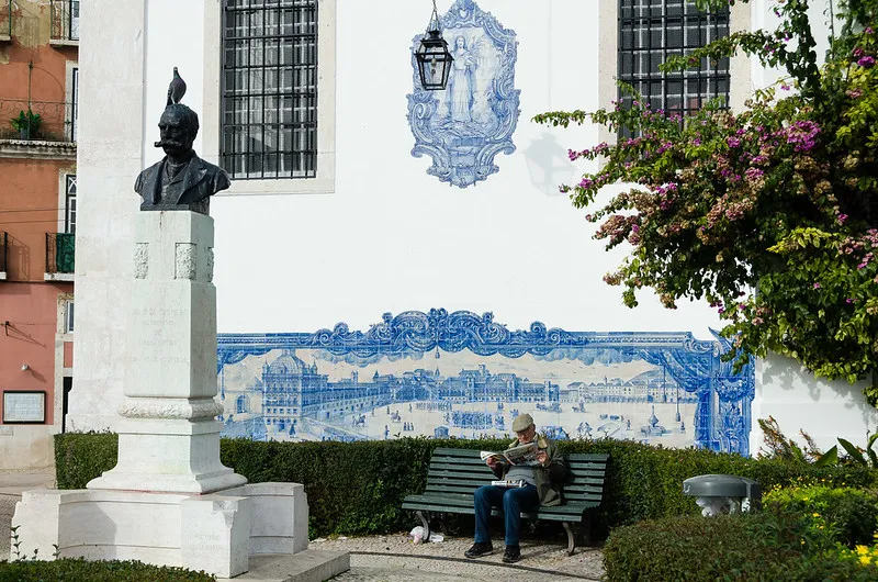 Alfama - ozdobne płytki azulejos przy punkcie widokowym Miradouro de Santa Luzia