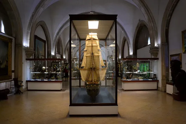 Model żaglowca w sali Muzeum Morskiego w Lizbonie