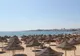 Słomkowe parasole i leżaki na plaży w Estoril pod Lizboną