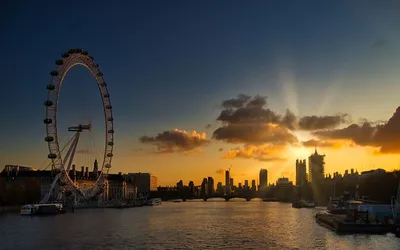 Koło widokowe London Eye nad Tamizą w Londynie