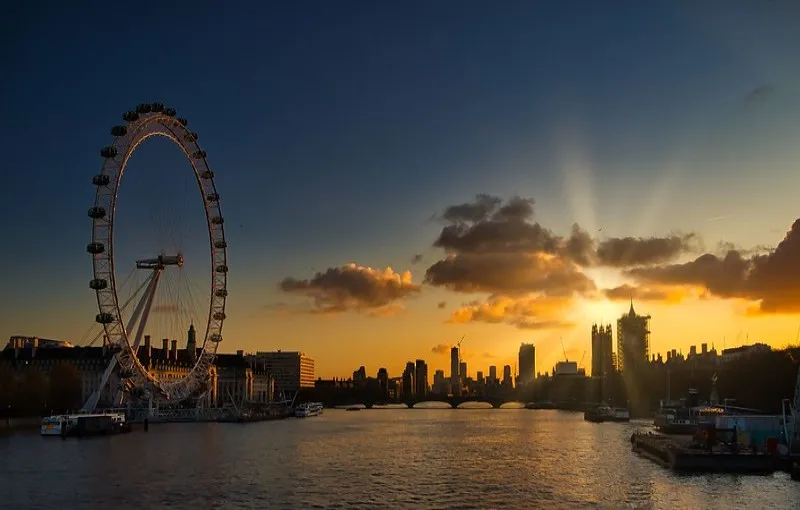 Koło widokowe London Eye nad Tamizą w Londynie