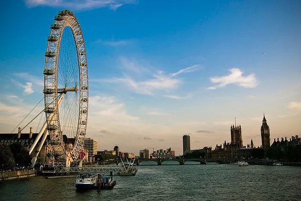 Koło London Eye i wieża Big Bena nad Tamizą o zachodzie słońca