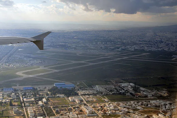 Widok z samolotu na lotnisko Tunis-Kartagina i okoliczną zabudowę