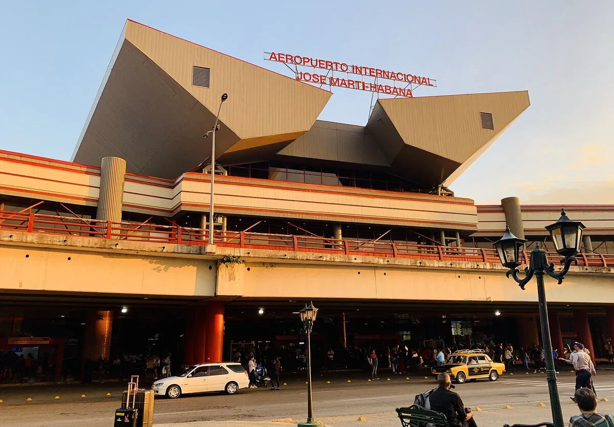 Terminal 3 Międzynarodowego Portu Lotniczego José Martí w Hawanie z napisem Aeropuerto Internacional José Martí-Habana