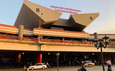 Terminal 3 Międzynarodowego Portu Lotniczego José Martí w Hawanie z napisem Aeropuerto Internacional José Martí-Habana