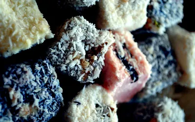 Kolorowe kostki loukoumi obsypane cukrem pudrem