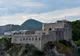 Kamienny fort Lovrijenac na skalistym cyplu, widziany z murów miejskich Dubrownika