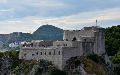 Kamienny fort Lovrijenac na skalistym cyplu, widziany z murów miejskich Dubrownika