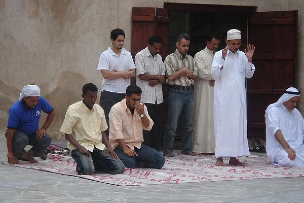 Mężczyźni modlący się na ulicy w Dubaju