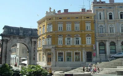 Rzymski Łuk Sergiusza w Puli z korynckimi kolumnami, zwany Złotą Bramą