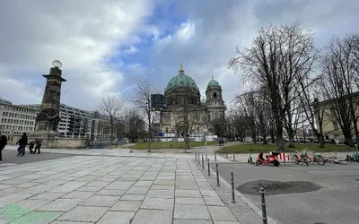 Plac Lustgarten w Berlinie z widokiem na Berliner Dom