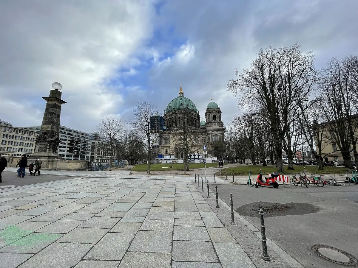 Plac Lustgarten w Berlinie z widokiem na Berliner Dom