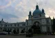 Gmach dworca Lwów Główny z kopułą i napisem „Вокзал” o zmierzchu