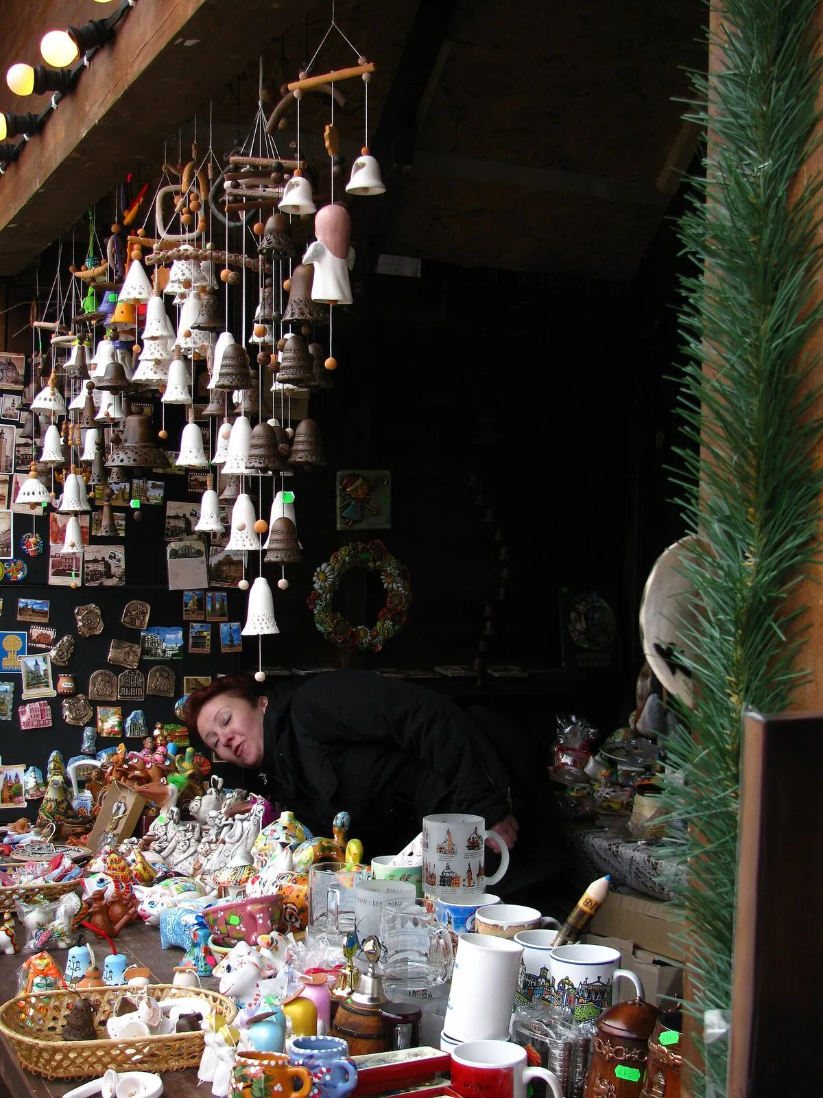 Stoisko z ceramicznymi dzwoneczkami, magnesami i kubkami na jarmarku bożonarodzeniowym we Lwowie