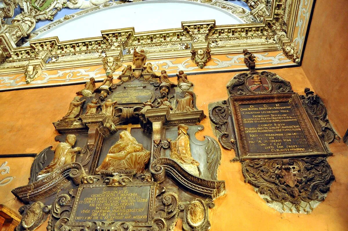 Wnętrze Kaplicy Boimów we Lwowie: rzeźbione epitafia i złocone sztukaterie pod sklepieniem