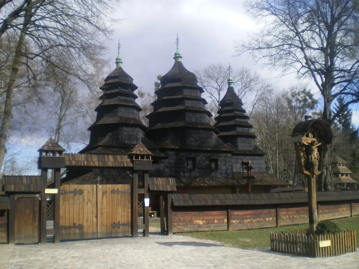 Drewniana cerkiew w Szewczenkowskim Haju we Lwowie wśród drzew