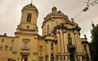 Późnobarokowa fasada Kościoła Dominikańskiego we Lwowie z kopułą i dzwonnicą