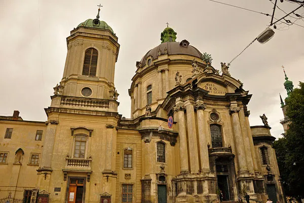Późnobarokowa fasada Kościoła Dominikańskiego we Lwowie z kopułą i dzwonnicą
