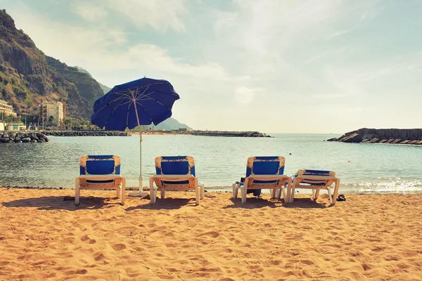 Piaszczysta plaża w Calhecie na południowo-zachodnim wybrzeżu Madery