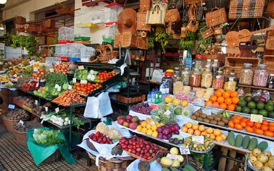 Kolorowe i pachnące stoisko pełne owoców i pamiątek