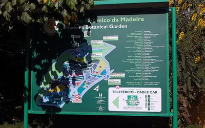 Tablica z planem Ogrodu Botanicznego Madery i drogowskazem do kolejki linowej