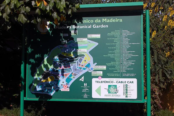 Tablica z planem Ogrodu Botanicznego Madery i drogowskazem do kolejki linowej