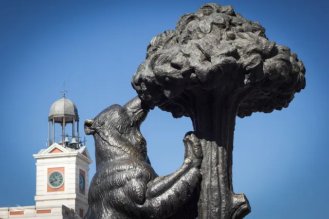 Rzeźba niedźwiedzia z drzewem poziomkowym na Puerta del Sol