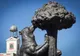 Rzeźba niedźwiedzia sięgającego po owoce drzewa poziomkowego na Puerta del Sol w Madrycie