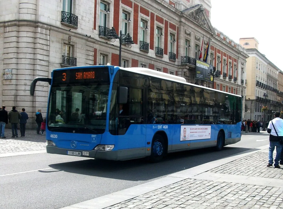Niebieski autobus miejski EMT linii 3 na Puerta del Sol w Madrycie
