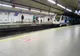 Pociąg metra wjeżdżający na peron stacji Sol w Madrycie
