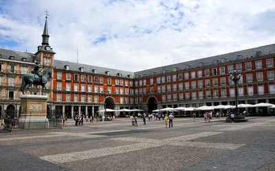 Plaza Mayor w Madrycie – arkadowy plac otoczony kamienicami