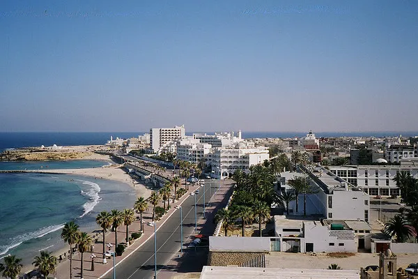 Nadmorska promenada z palmami, plaża i białe hotele w Al-Mahdiji