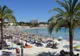 Plaża pełna parasoli