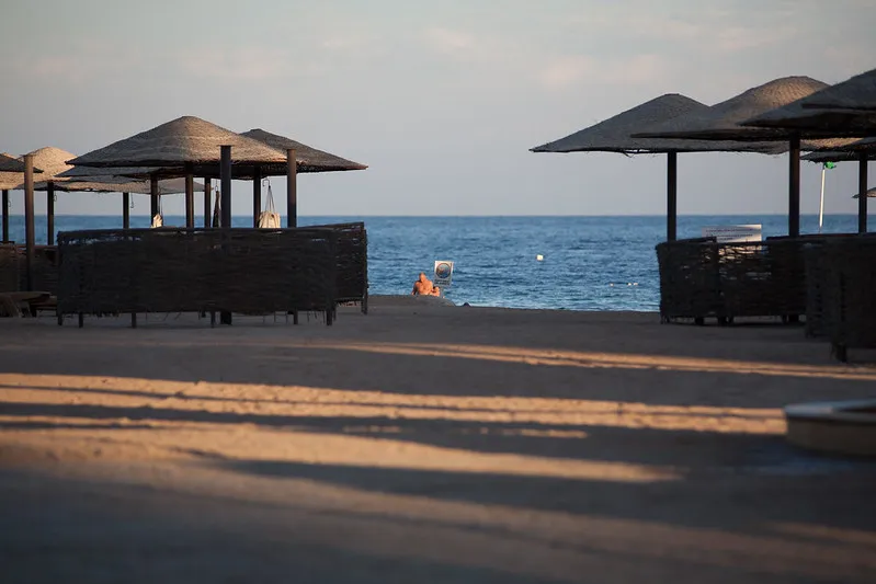 Basen z mostkiem i palmami w jednym z hoteli w Makadi Bay