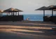 Basen z mostkiem i palmami w jednym z hoteli w Makadi Bay