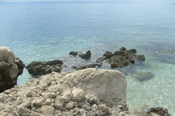 Skalisty brzeg i przejrzysta woda na Riwierze Makarskiej