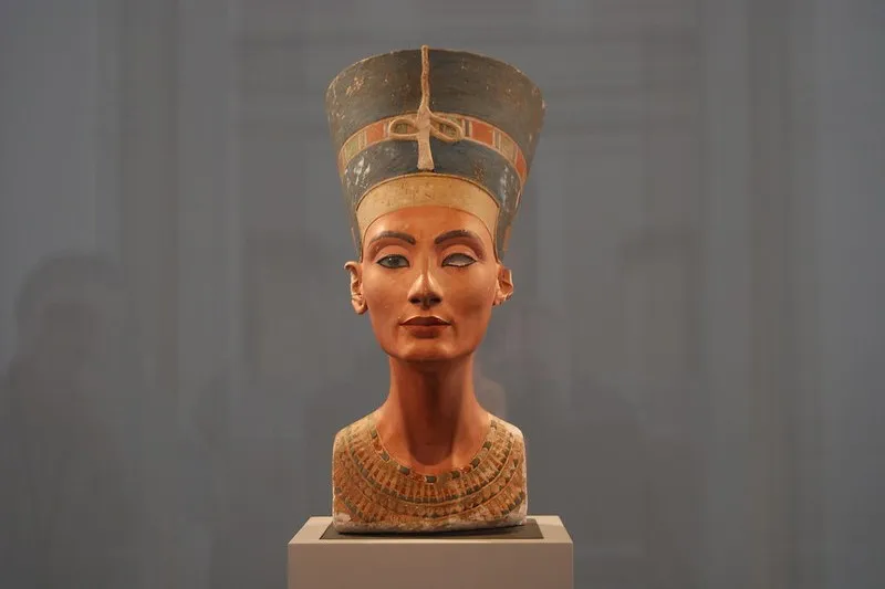 Słynne malowane popiersie królowej Nefertiti w berlińskim muzeum