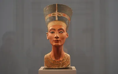 Słynne malowane popiersie królowej Nefertiti w berlińskim muzeum