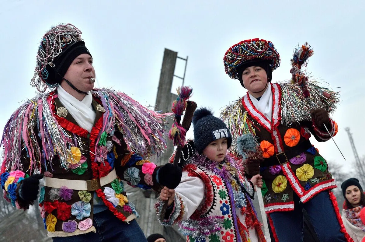 Dwaj tancerze Malanki w strojach obszytych kolorowymi frędzlami i kwiatami