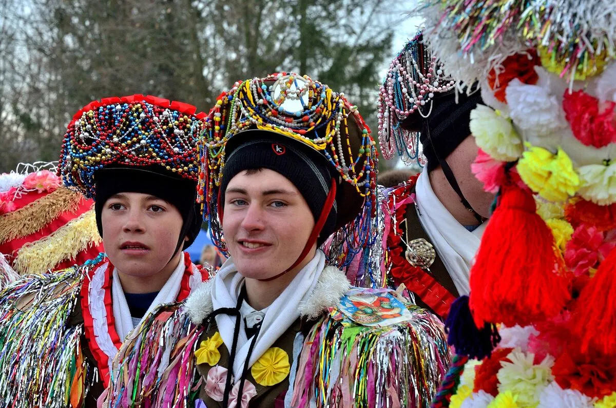 Młodzi szczodrownicy w czapkach zdobionych koralikami i kolorowymi frędzlami podczas Malanki