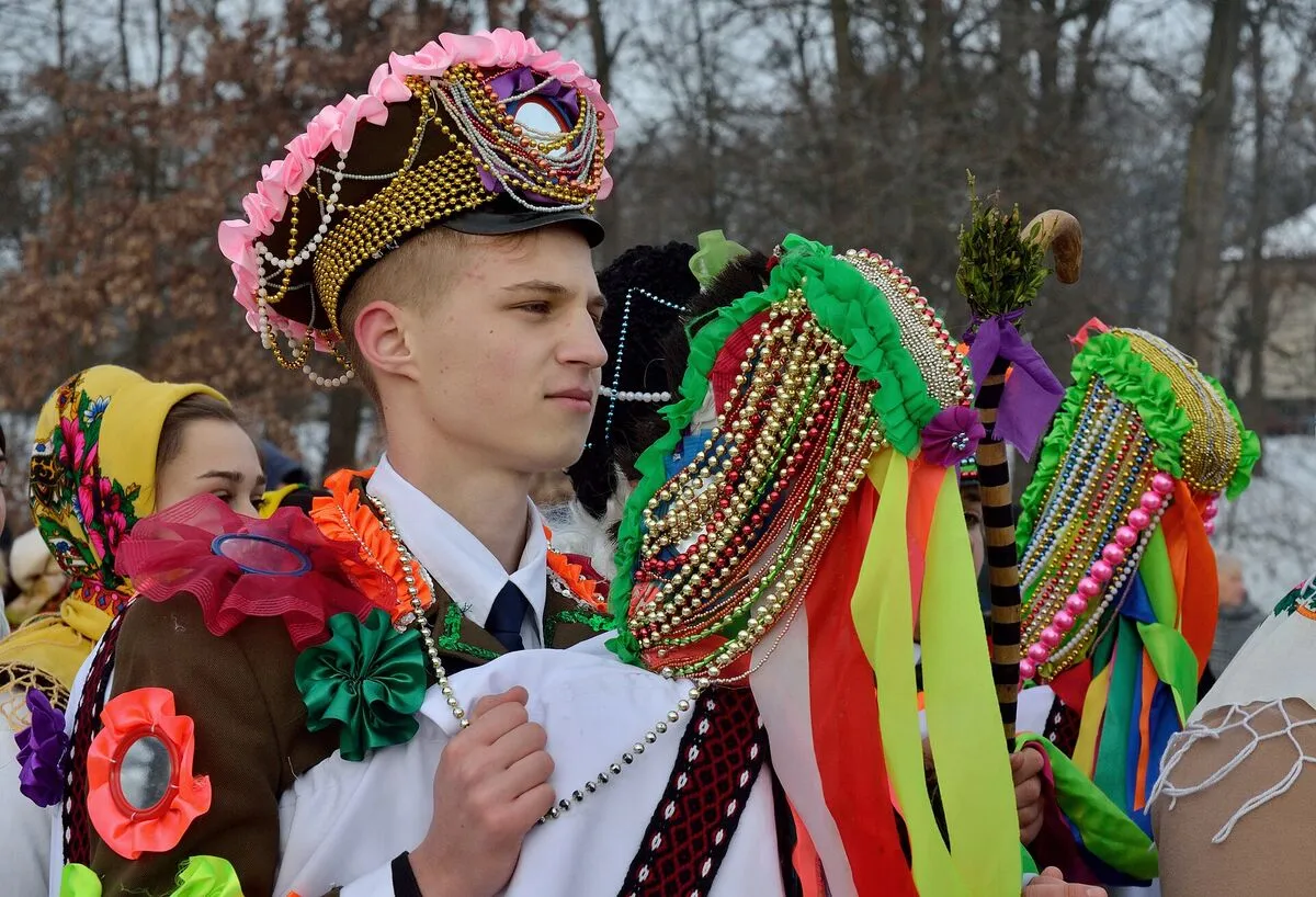 Młodzieniec w odświętnym stroju z koralikami i kolorowymi wstążkami podczas Malanki