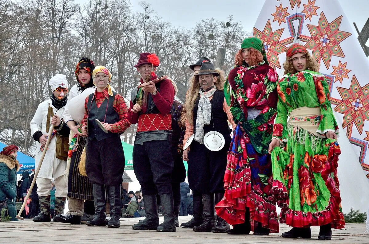 Przebrani za postacie malankowe uczestnicy festiwalu na scenie w skansenie w Czerniowcach