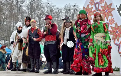 Przebrani za postacie malankowe uczestnicy festiwalu na scenie w skansenie w Czerniowcach